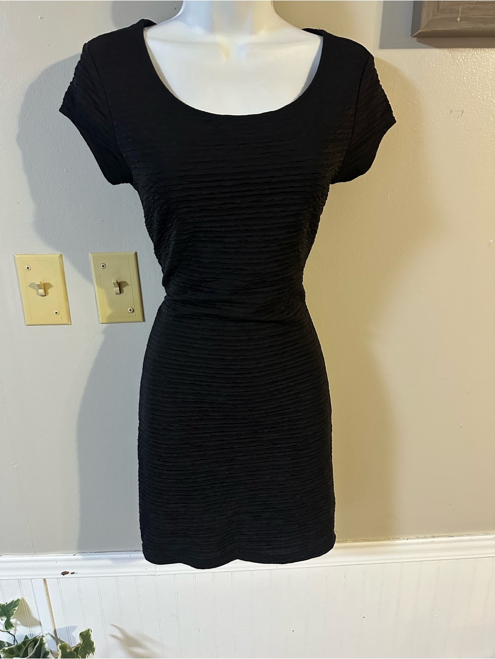Forever 21 Black Textured Scoop Neck Mini Dress